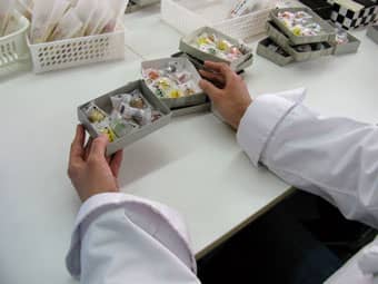 飴の箱詰め作業