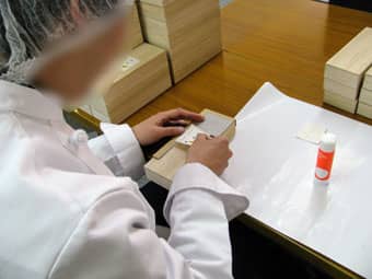 飴の桐箱への梱包作業