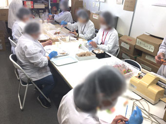 飴の袋詰め作業２