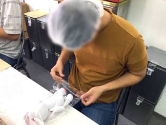 ぬいぐるみの袋詰め作業