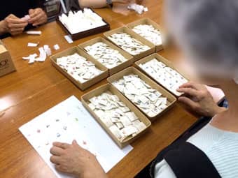 お香を小箱に入れる作業